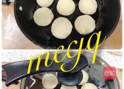 Illustration of how to make cornmeal, shepherd's purse, and egg fried buns 7