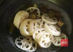 Illustration of how to make cold lotus root 3