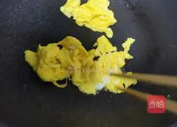 Illustration of how to make scrambled eggs with mushrooms 4