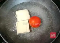 Illustration of how to make tofu, fish ball and tomato soup 1
