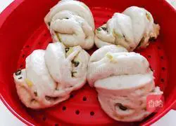 Illustration of how to make steamed flower rolls 10