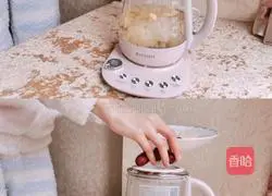 Illustration of the simple health pot version of cranberry and white fungus soup 4