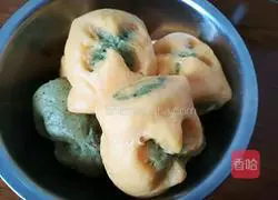 Illustration of how to make two-color steamed buns with carrot and spinach 8