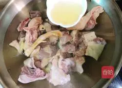 Illustration of how to make sour radish and duck soup 2