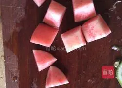 Illustration of how to make sea salt, lime and peach water 3