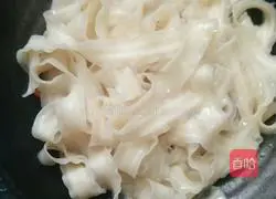 Illustration of how to make a large bowl of wide noodles 9