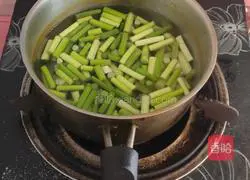 Illustration of how to make fried fungus with garlic, sprouts and eggs 1