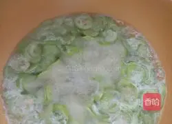 Illustration of how to make loofah and egg soup 6