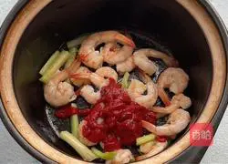 Illustration of how to make tomato, shrimp and mushroom soup 5