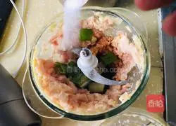 Illustration of how to make big meat wontons 3