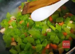 Illustration of how to stir-fry lettuce with shrimps 7