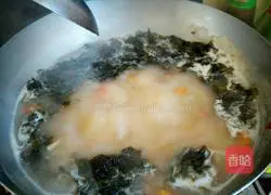 Illustration of how to make tomato, seaweed and egg drop soup 5