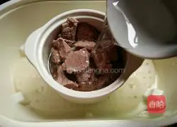 Illustration of how to make Codonopsis and Astragalus Beef Soup 8