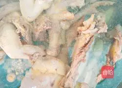 Illustration of how to make undersea coconut, chestnut, coconut milk and papaya seed chicken soup 4