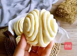 Illustration of how to make milk-flavored flower rolls 16