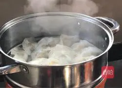 Illustration of how to make leek and egg crystal dumplings 19