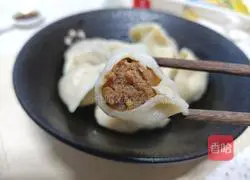 Illustration of how to make pork dumplings 10