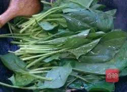 Illustration of how to make spinach with egg skin 5
