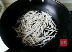 Illustration of how to shred Pleurotus eryngii mushrooms 4