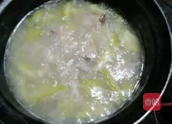 Illustration of how to make dragon bone, bitter melon and soybean soup 8