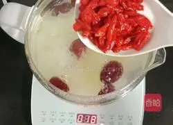 Illustration of how to make ginkgo lily and white fungus soup 10