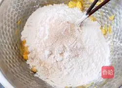 Illustration of how to make cornmeal buns 3