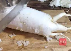 Illustration of how to make white radish and crucian carp soup 2