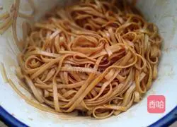 Illustration of how to make multi-flavor noodles 7