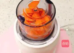 Illustration of how to make carrot and whitebait noodles 3