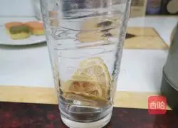 Illustration of how to drink lemon citrus honey water in spring and summer 3