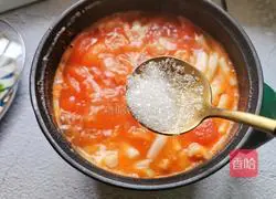 Illustration of how to make tomato, seafood and mushroom soup 8