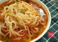 Illustration of how to make spicy bean sprouts and pork noodles 12