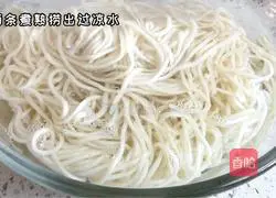 Illustration of how to make fried noodles with shredded pork 2