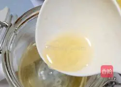 Illustration of how to make lemon passion fruit honey water 9