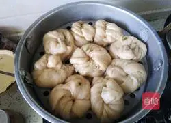 Illustration of how to make salt and pepper rolls 14