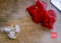 Illustration of how to make tomato beef noodles 1