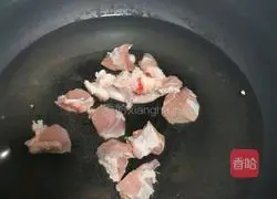 Illustration of how to make Angelica, red dates and mutton soup 3