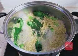 Illustration of how to make instant noodles with ham and vegetables 4
