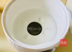 Illustration of how to make soap locust, rice peach gum and tremella soup 6