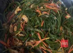 Illustration of how to make stir-fried meat with kelp and carrot 9