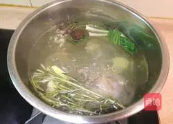 Illustration of how to make beef noodles in clear soup 7