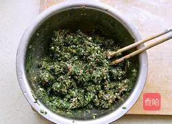 Illustration of how to make pork and leek dumplings 9