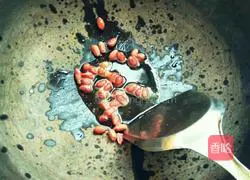 Illustration of how to make prawn, spinach and egg drop soup 4