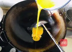 Illustration of how to make fried noodles with eggs and tomatoes 2