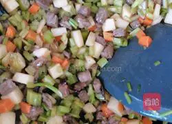 Illustration of how to make yam, parsley and beef cubes 4