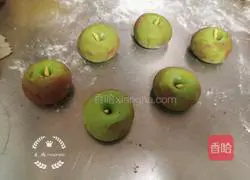 Illustration of how to make green apple and white kidney bean buns 8