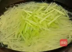 Illustration of how to make potato shreds with celery, pepper and oil 5