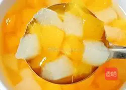 Illustration of how to make loquat and pear water (baby food supplement) 5