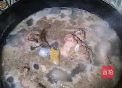 Illustration of how to make herbal mutton soup 1