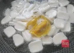 Illustration of how to make egg dumplings and rice cake soup 7